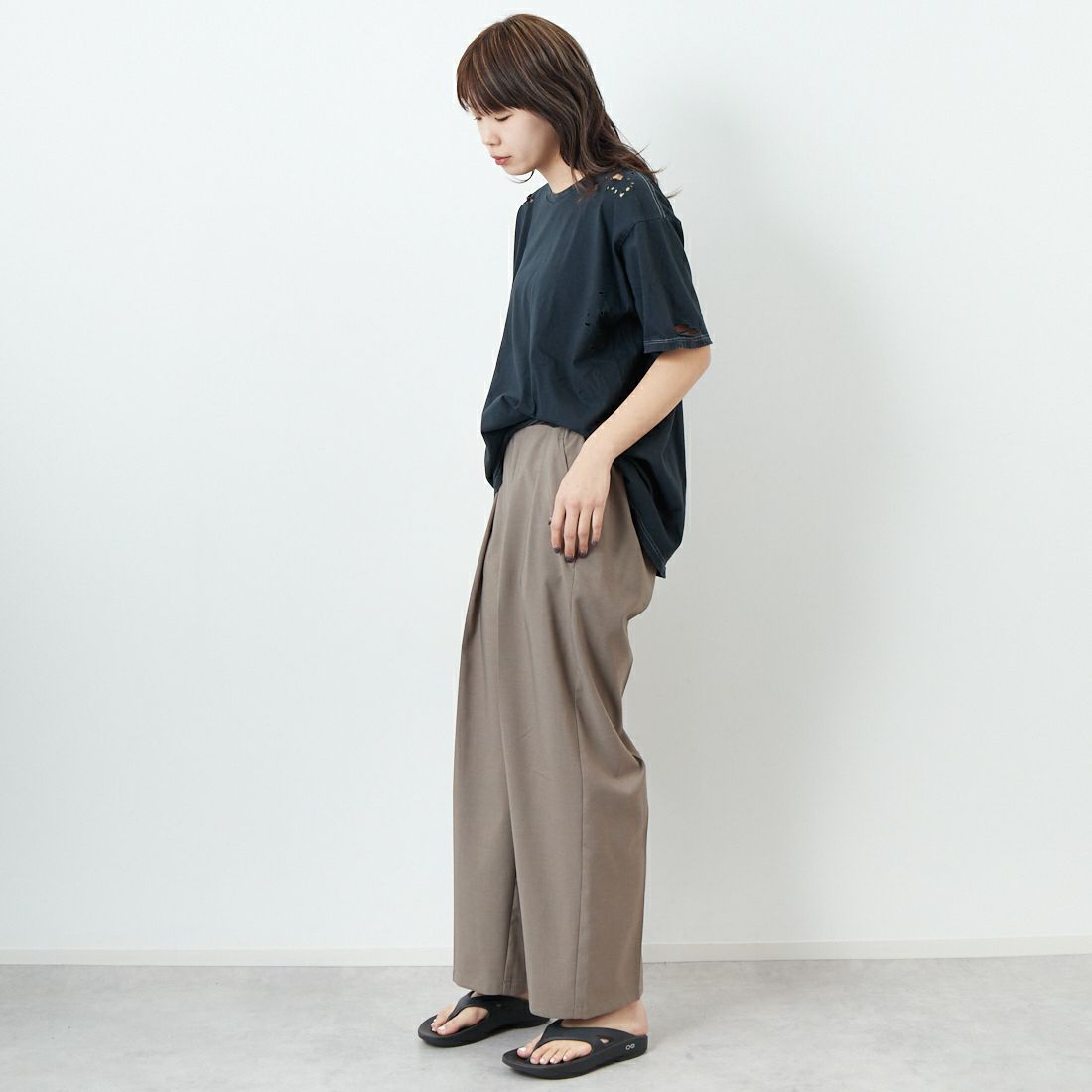 Jeans Factory Clothes [ジーンズファクトリークローズ] 2タックイージーワイドスラックス [51086007] ﾓｶｶｰｷ &&モデル身長：167cm 着用サイズ：1&&