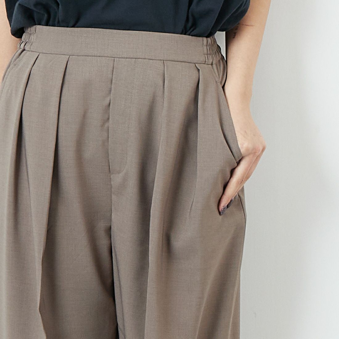 Jeans Factory Clothes [ジーンズファクトリークローズ] 2タックイージーワイドスラックス [51086007] ﾓｶｶｰｷ &&モデル身長：167cm 着用サイズ：1&&