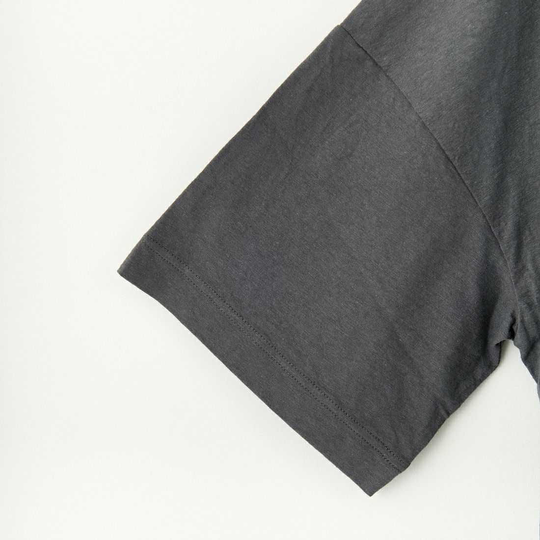 tumugu: [ツムグ] ラフィ天竺プリントTシャツ [TC25104] 88 CHARCOA