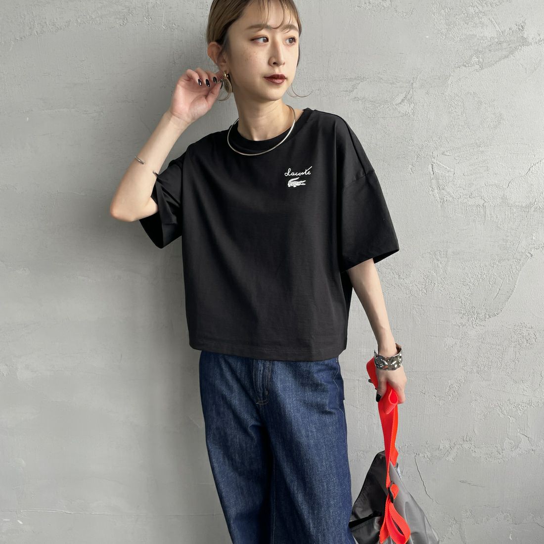 LACOSTE [ラコステ] ワイドクロップドTシャツ [TF2523] 031 BLACK &&モデル身長：150cm 着用サイズ：34&&