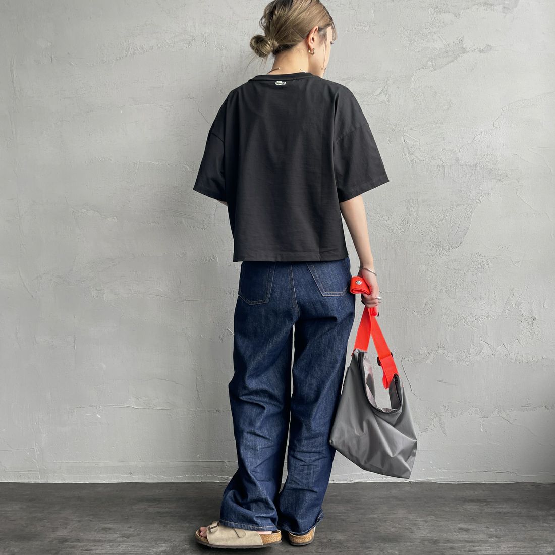 LACOSTE [ラコステ] ワイドクロップドTシャツ [TF2523] 031 BLACK &&モデル身長：150cm 着用サイズ：34&&