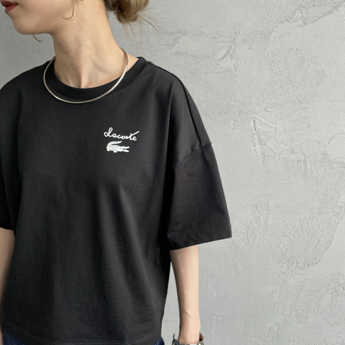 LACOSTE [ラコステ] ワイドクロップドTシャツ [TF2523] 031 BLACK &&モデル身長：150cm 着用サイズ：34&&