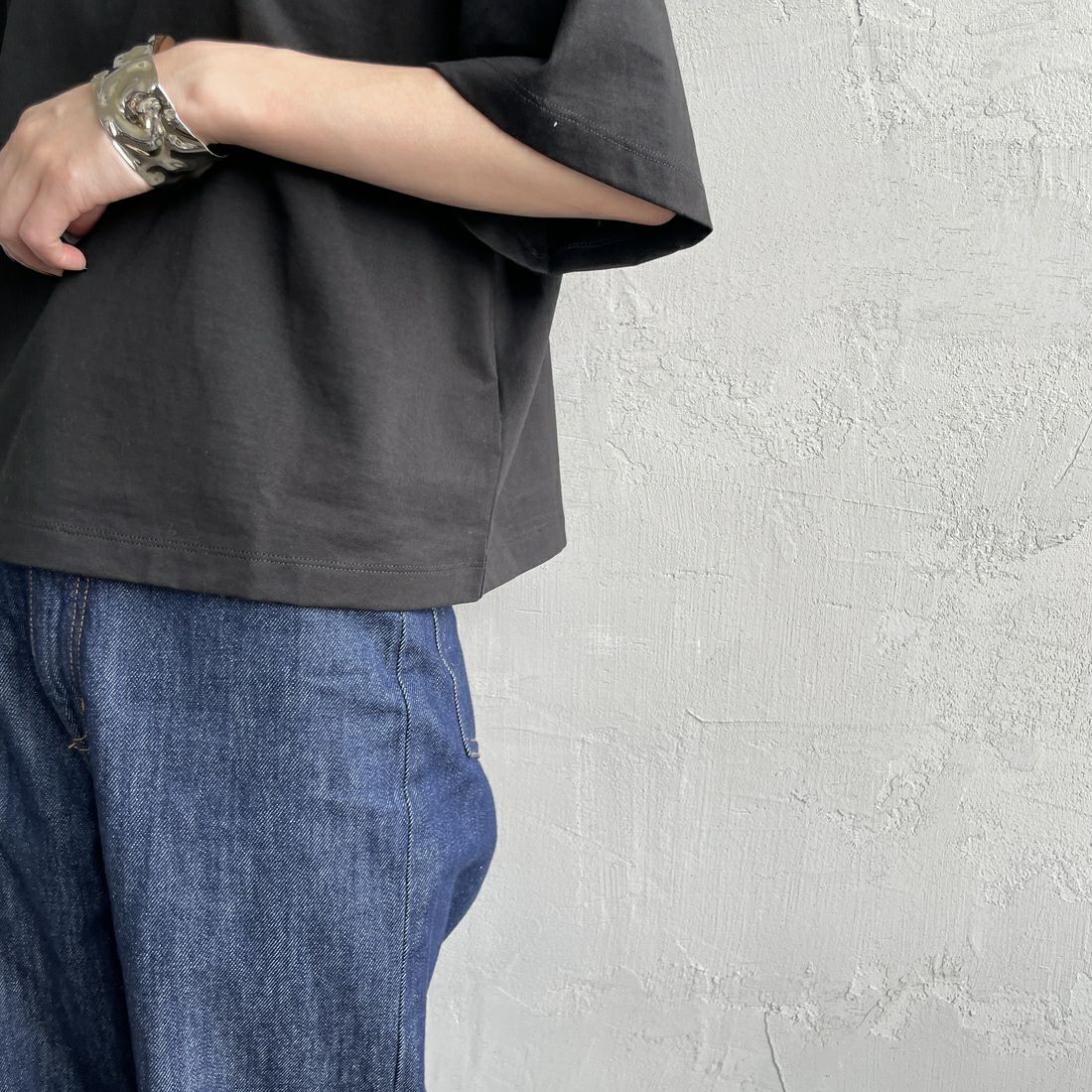 LACOSTE [ラコステ] ワイドクロップドTシャツ [TF2523] 031 BLACK &&モデル身長：150cm 着用サイズ：34&&