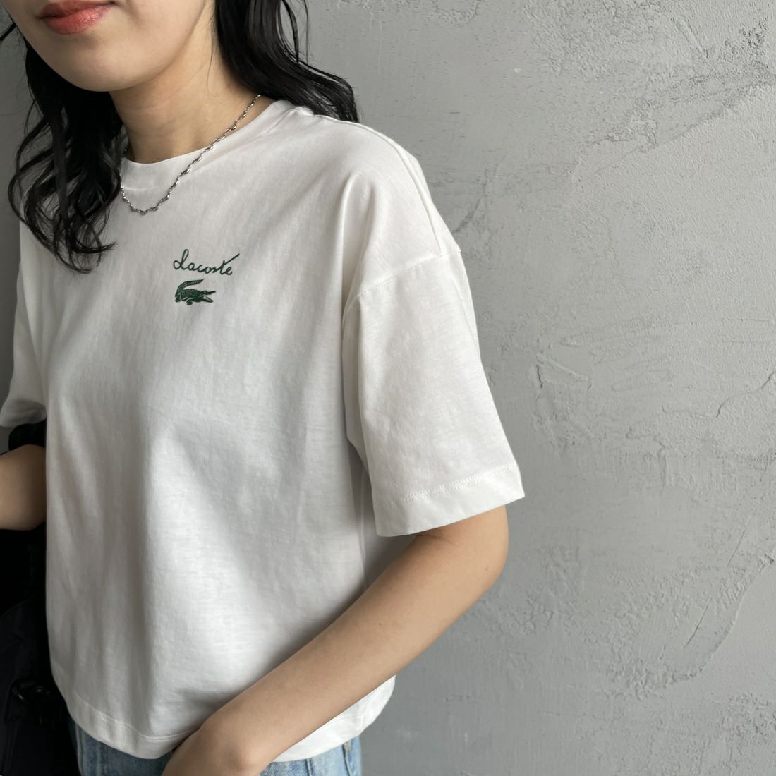 LACOSTE [ラコステ] ワイドクロップドTシャツ [TF2523] 70V WHITE &&モデル身長：160cm 着用サイズ：34&&