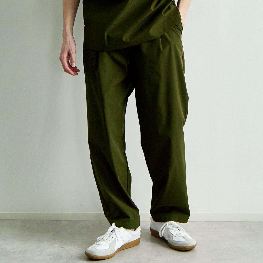 THOUSAND MILE [サウザンド マイル] ショートスリーブTシャツ&パンツ 3Pセットアップ [TM251NP00011] OLIVE &&モデル身長：168cm 着用サイズ：M&&