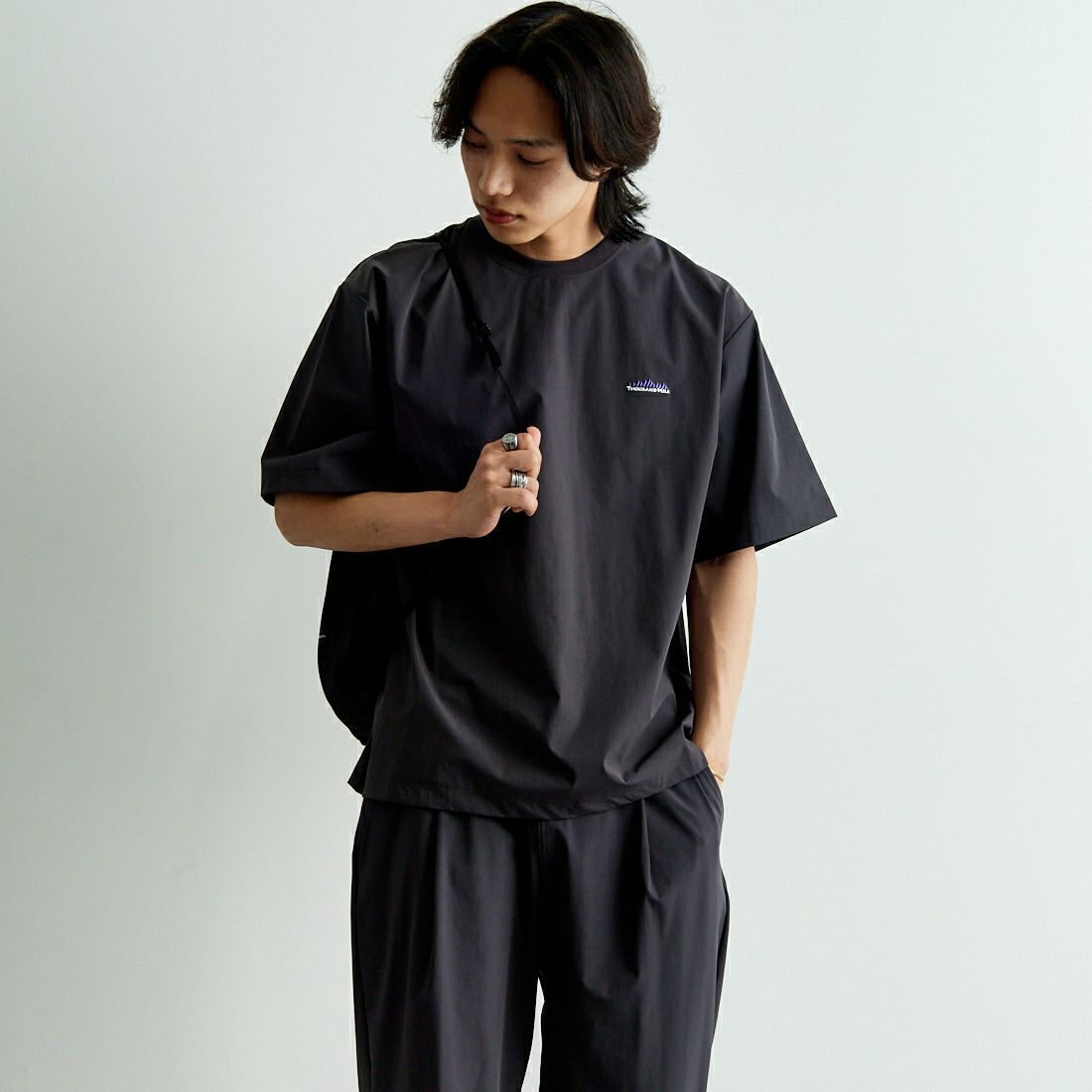 THOUSAND MILE [サウザンド マイル] ショートスリーブTシャツ&パンツ 3Pセットアップ [TM251NP00011] CHARCOAL &&モデル身長：179cm 着用サイズ：L&&