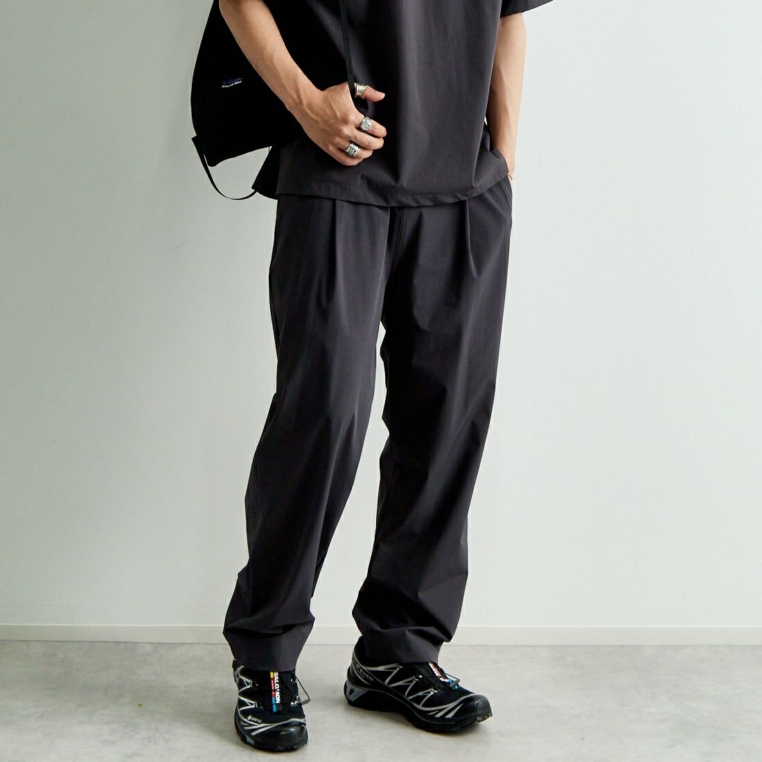 THOUSAND MILE [サウザンド マイル] ショートスリーブTシャツ&パンツ 3Pセットアップ [TM251NP00011] CHARCOAL &&モデル身長：179cm 着用サイズ：L&&