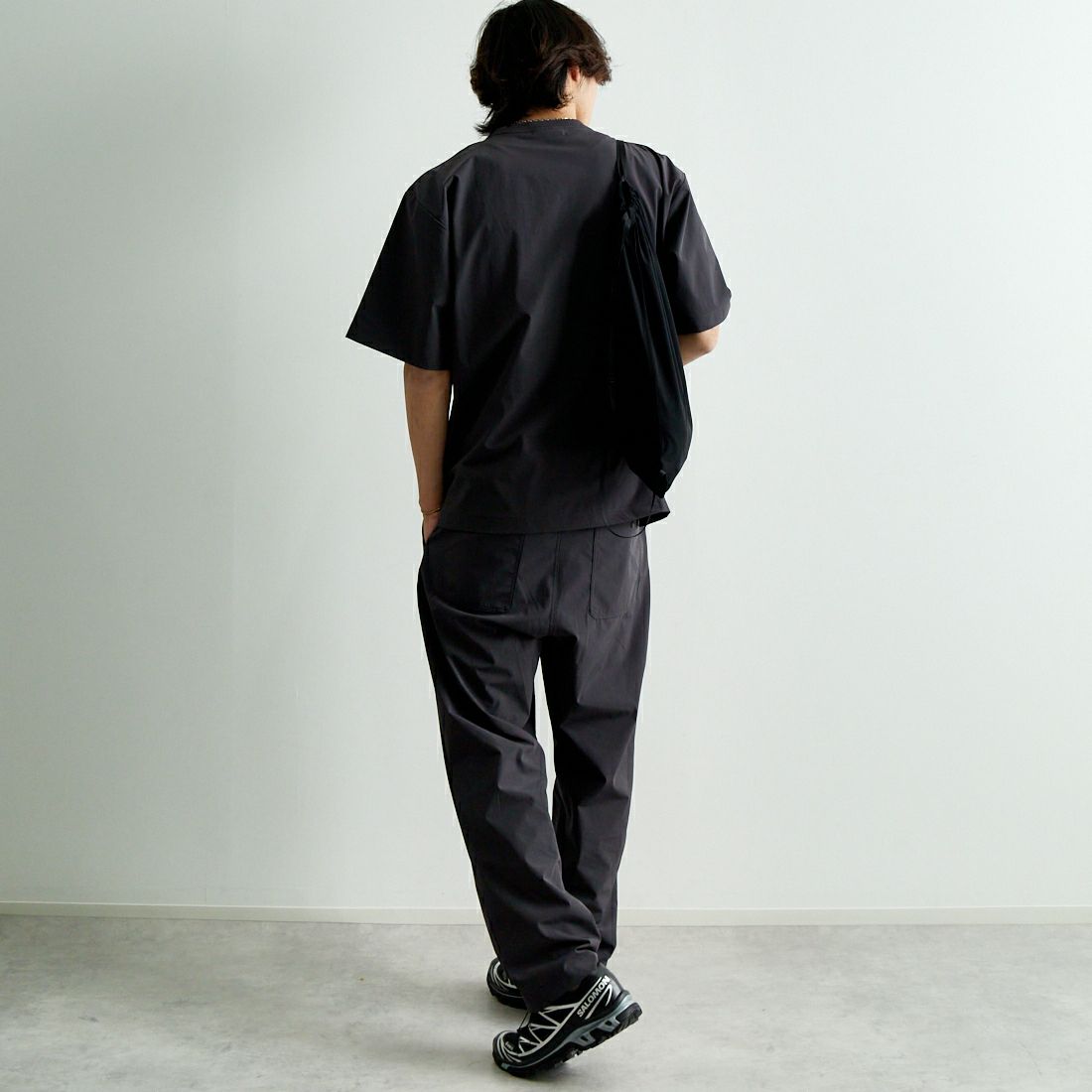 THOUSAND MILE [サウザンド マイル] ショートスリーブTシャツ&パンツ 3Pセットアップ [TM251NP00011] CHARCOAL &&モデル身長：179cm 着用サイズ：L&&