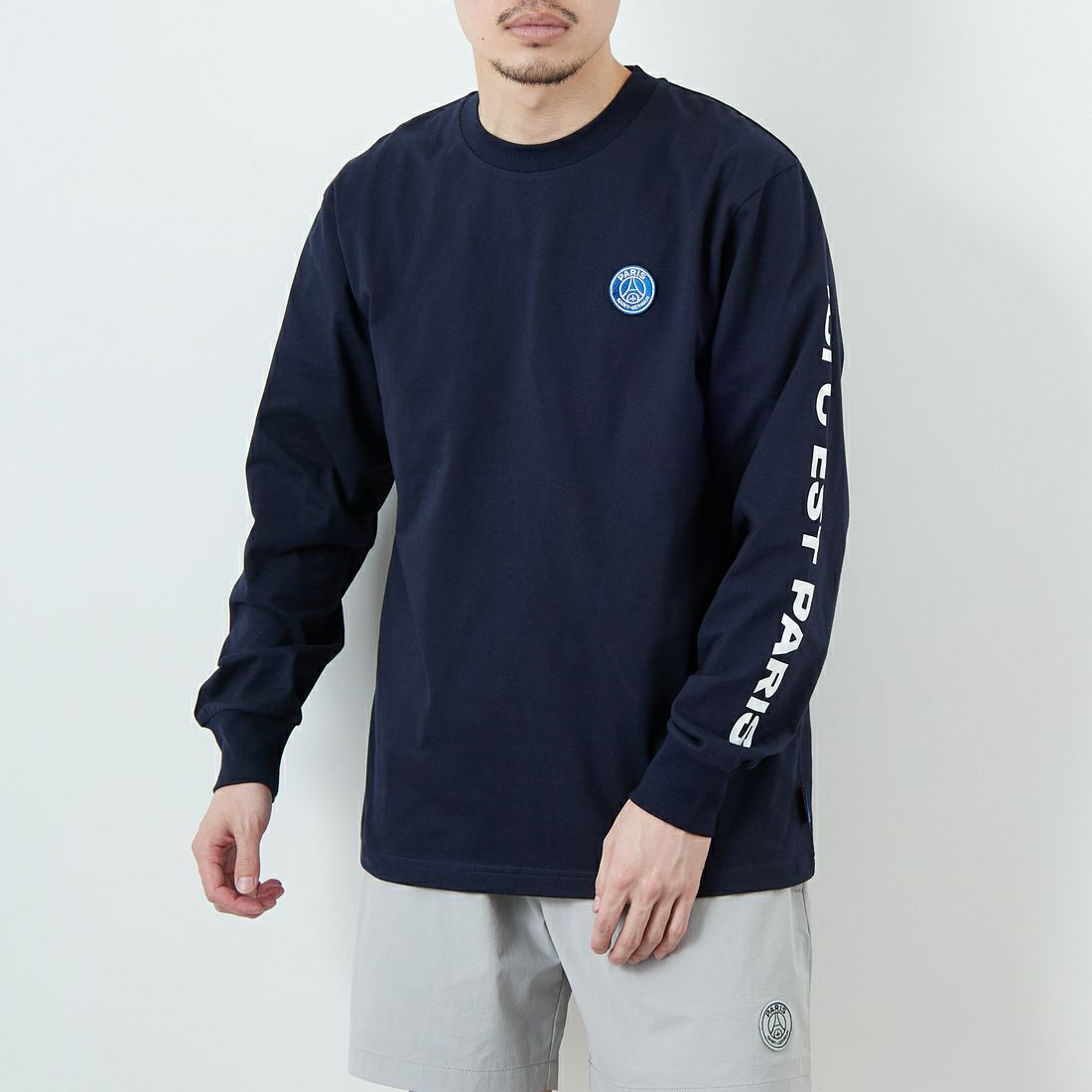 PARIS SAINT-GERMAN [パリ・サンジェルマン] 袖ロゴデザイン ロングスリーブTシャツ [PS0325SS0001] NAVY &&モデル身長：168cm 着用サイズ：M&&