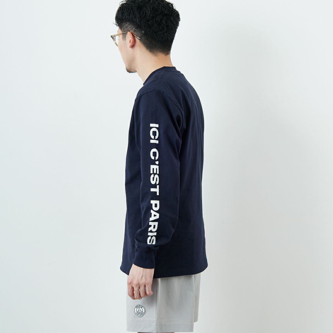 PARIS SAINT-GERMAN [パリ・サンジェルマン] 袖ロゴデザイン ロングスリーブTシャツ [PS0325SS0001] NAVY &&モデル身長：168cm 着用サイズ：M&&