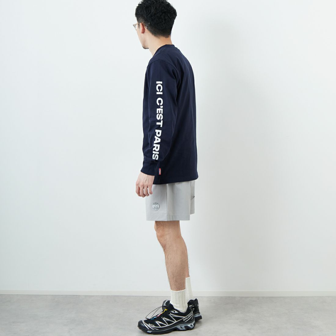 PARIS SAINT-GERMAN [パリ・サンジェルマン] 袖ロゴデザイン ロングスリーブTシャツ [PS0325SS0001] NAVY &&モデル身長：168cm 着用サイズ：M&&