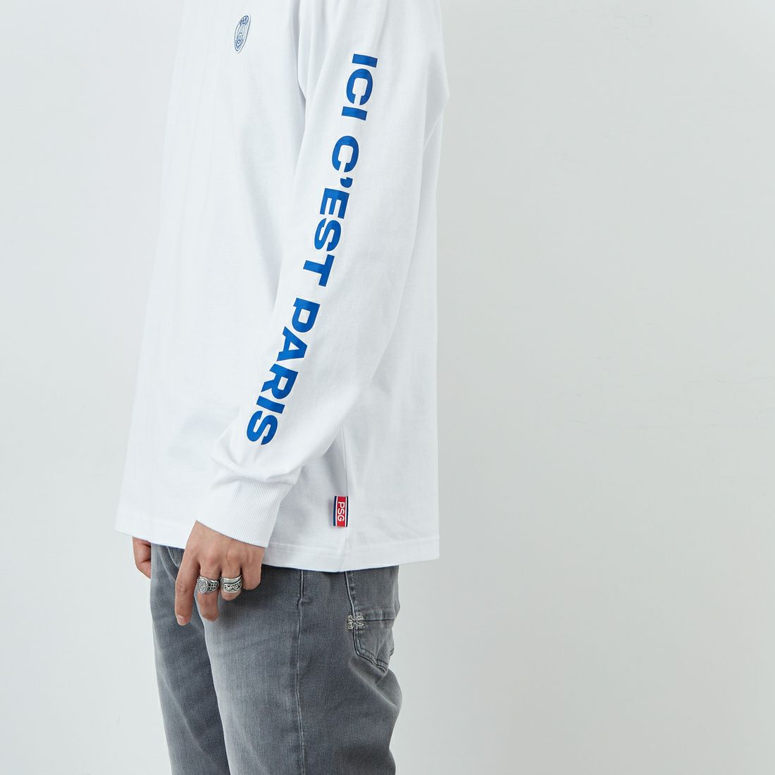 PARIS SAINT-GERMAN [パリ・サンジェルマン] 袖ロゴデザイン ロングスリーブTシャツ [PS0325SS0001] WHITE &&モデル身長：179cm 着用サイズ：L&&