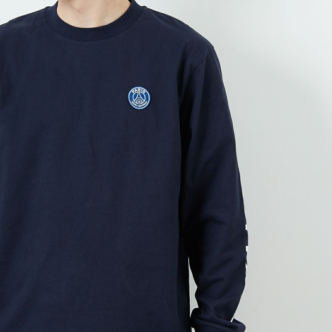 PARIS SAINT-GERMAN [パリ・サンジェルマン] 袖ロゴデザイン ロングスリーブTシャツ [PS0325SS0001] NAVY &&モデル身長：168cm 着用サイズ：M&&