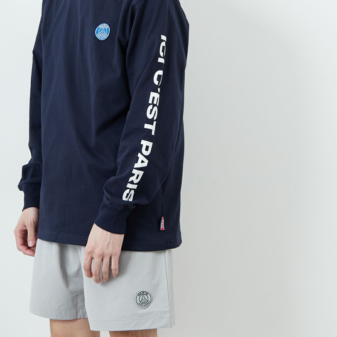 PARIS SAINT-GERMAN [パリ・サンジェルマン] 袖ロゴデザイン ロングスリーブTシャツ [PS0325SS0001] NAVY &&モデル身長：168cm 着用サイズ：M&&
