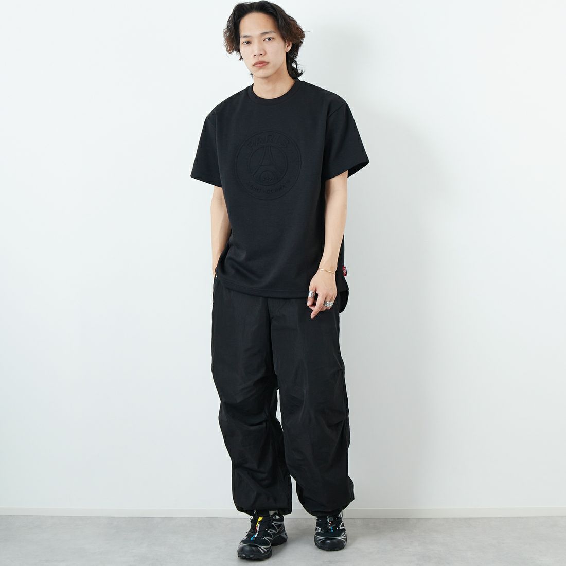 PARIS SAINT-GERMAN [パリ・サンジェルマン] PSGエンボスロゴ ショートスリーブTシャツ [PS0525SS0001] BLACK &&モデル身長：179cm 着用サイズ：XL&&