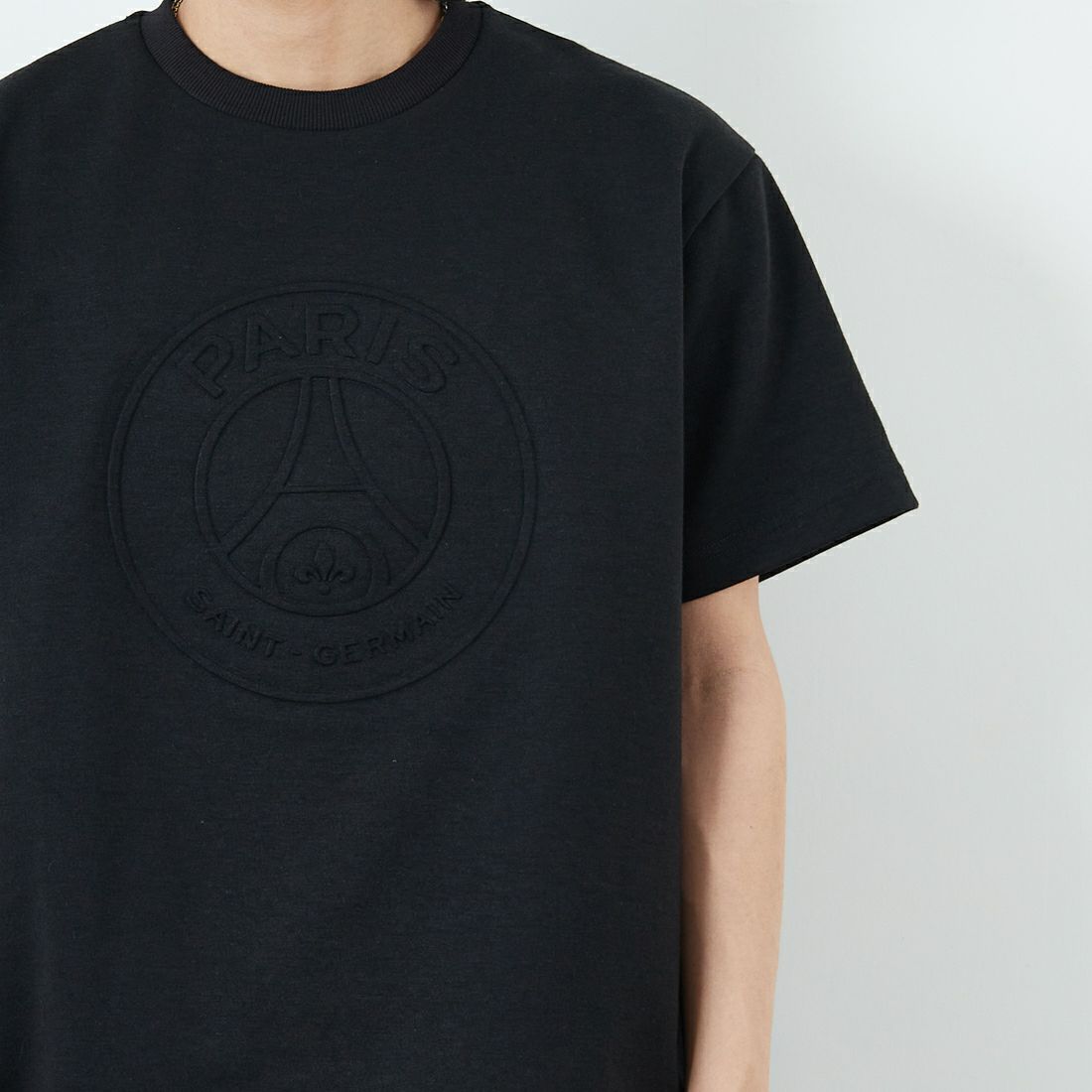 PARIS SAINT-GERMAN [パリ・サンジェルマン] PSGエンボスロゴ ショートスリーブTシャツ [PS0525SS0001] BLACK &&モデル身長：179cm 着用サイズ：XL&&