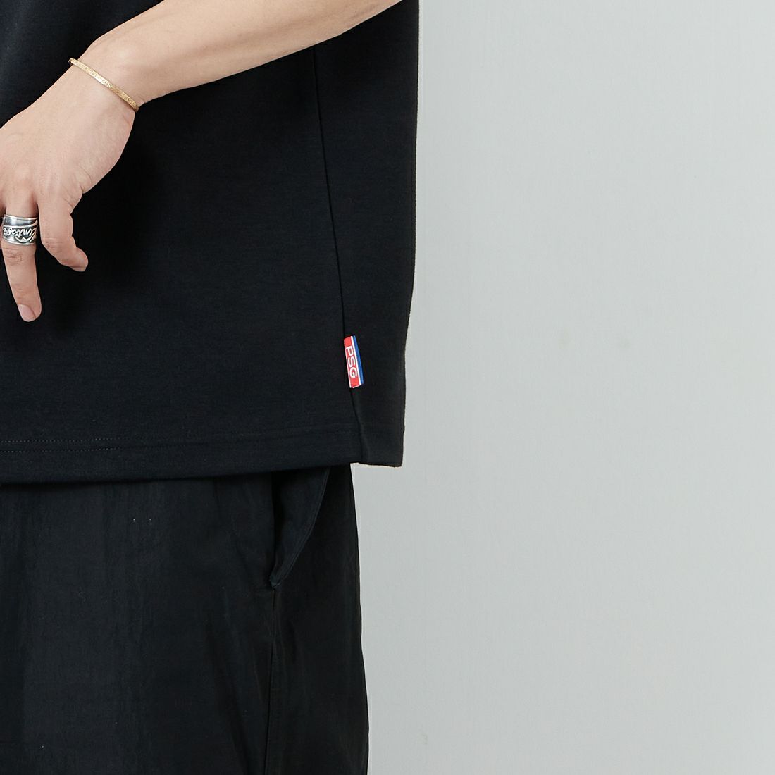 PARIS SAINT-GERMAN [パリ・サンジェルマン] PSGエンボスロゴ ショートスリーブTシャツ [PS0525SS0001] BLACK &&モデル身長：179cm 着用サイズ：XL&&