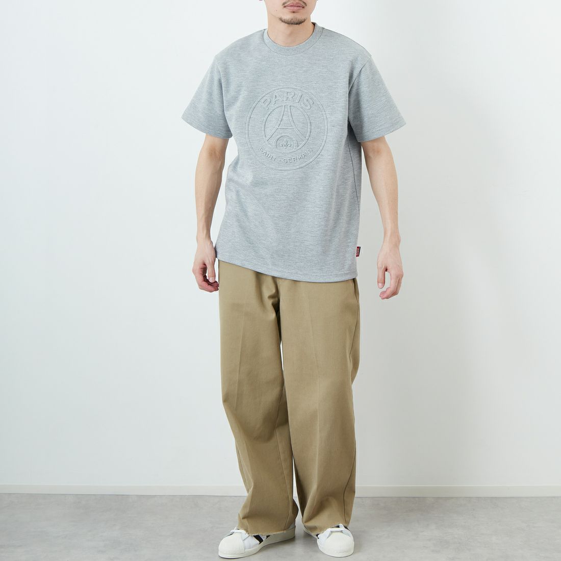 PARIS SAINT-GERMAN [パリ・サンジェルマン] PSGエンボスロゴ ショートスリーブTシャツ [PS0525SS0001] H.GRAY &&モデル身長：168cm 着用サイズ：M&&