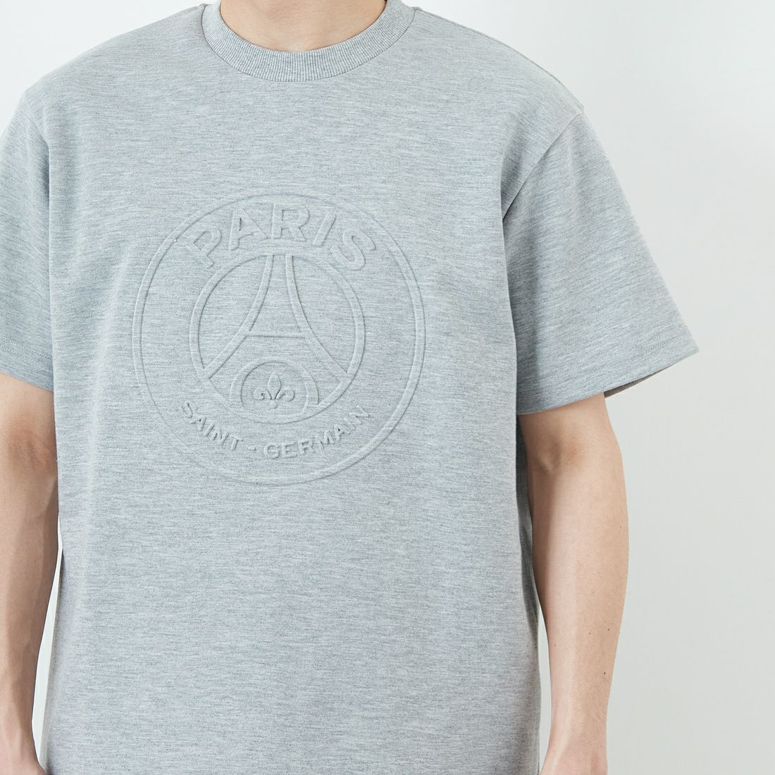 PARIS SAINT-GERMAN [パリ・サンジェルマン] PSGエンボスロゴ ショートスリーブTシャツ [PS0525SS0001] H.GRAY &&モデル身長：168cm 着用サイズ：M&&