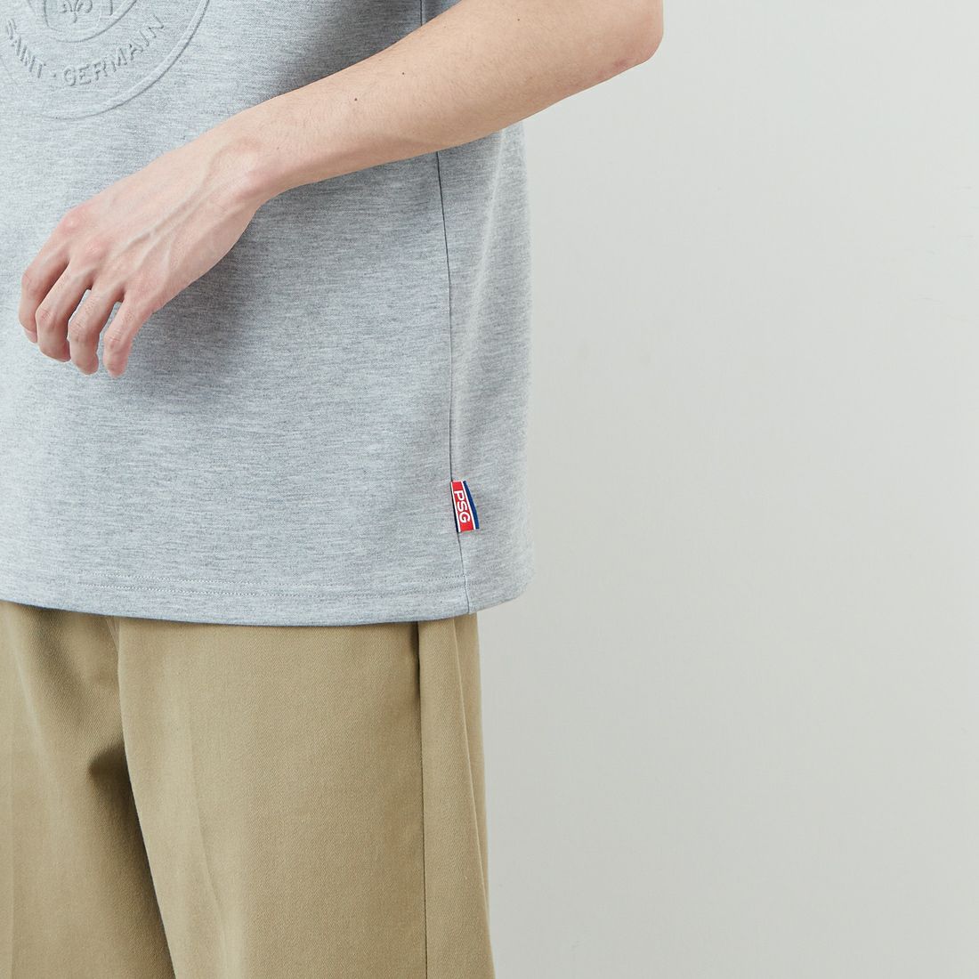 PARIS SAINT-GERMAN [パリ・サンジェルマン] PSGエンボスロゴ ショートスリーブTシャツ [PS0525SS0001] H.GRAY &&モデル身長：168cm 着用サイズ：M&&