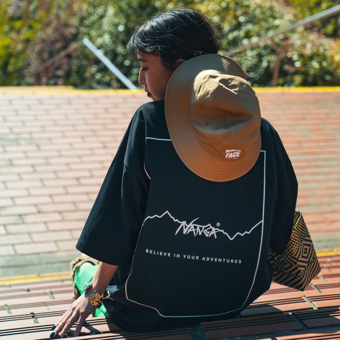 JEANSFACTORY × NANGA [ジーンズファクトリー × ナンガ] 別注 バックプリント ドローコードTシャツ [NW25SS-JF6] BLACK &&モデル身長：150cm 着用サイズ：S&&
