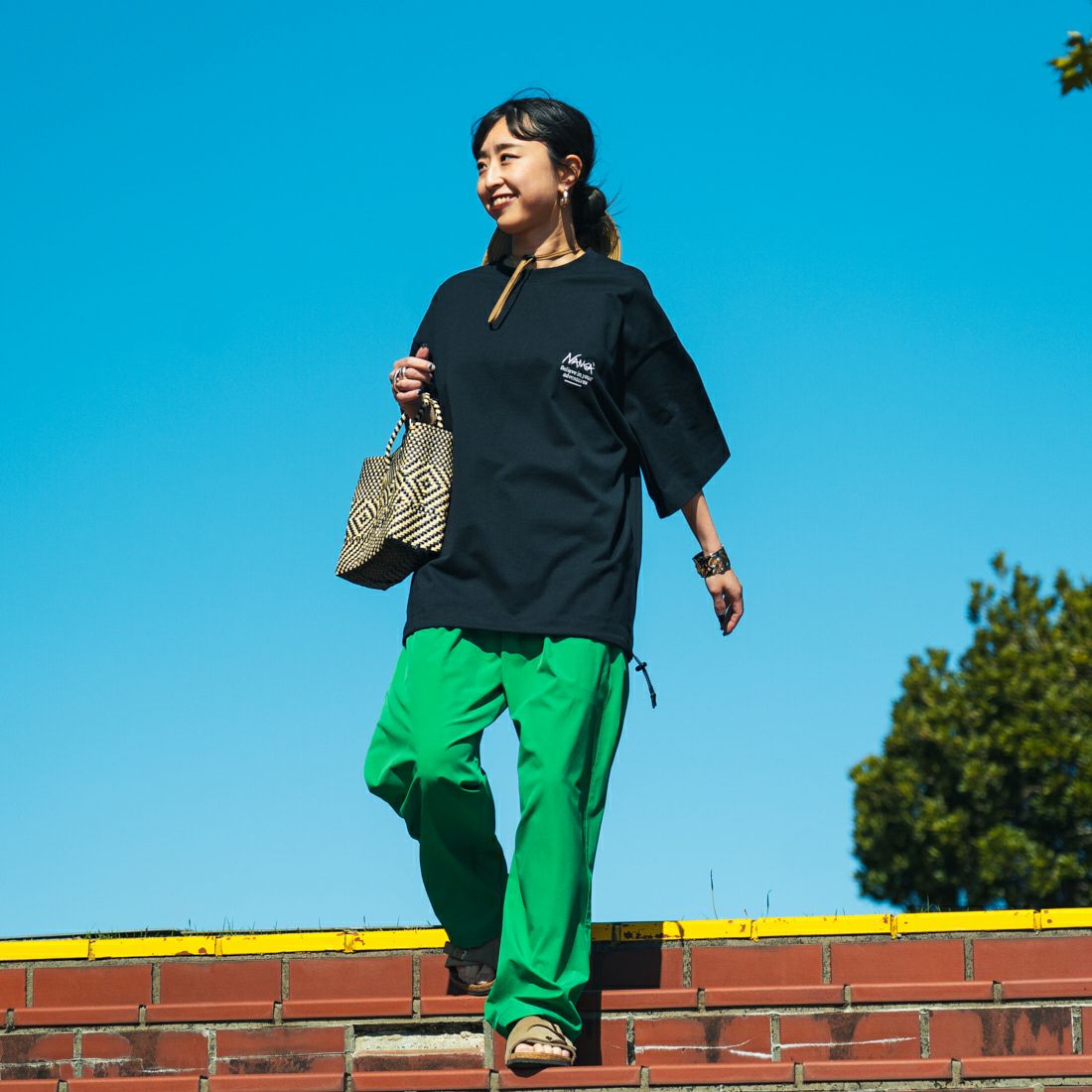 JEANSFACTORY × NANGA [ジーンズファクトリー × ナンガ] 別注 バックプリント ドローコードTシャツ [NW25SS-JF6] BLACK &&モデル身長：150cm 着用サイズ：S&&