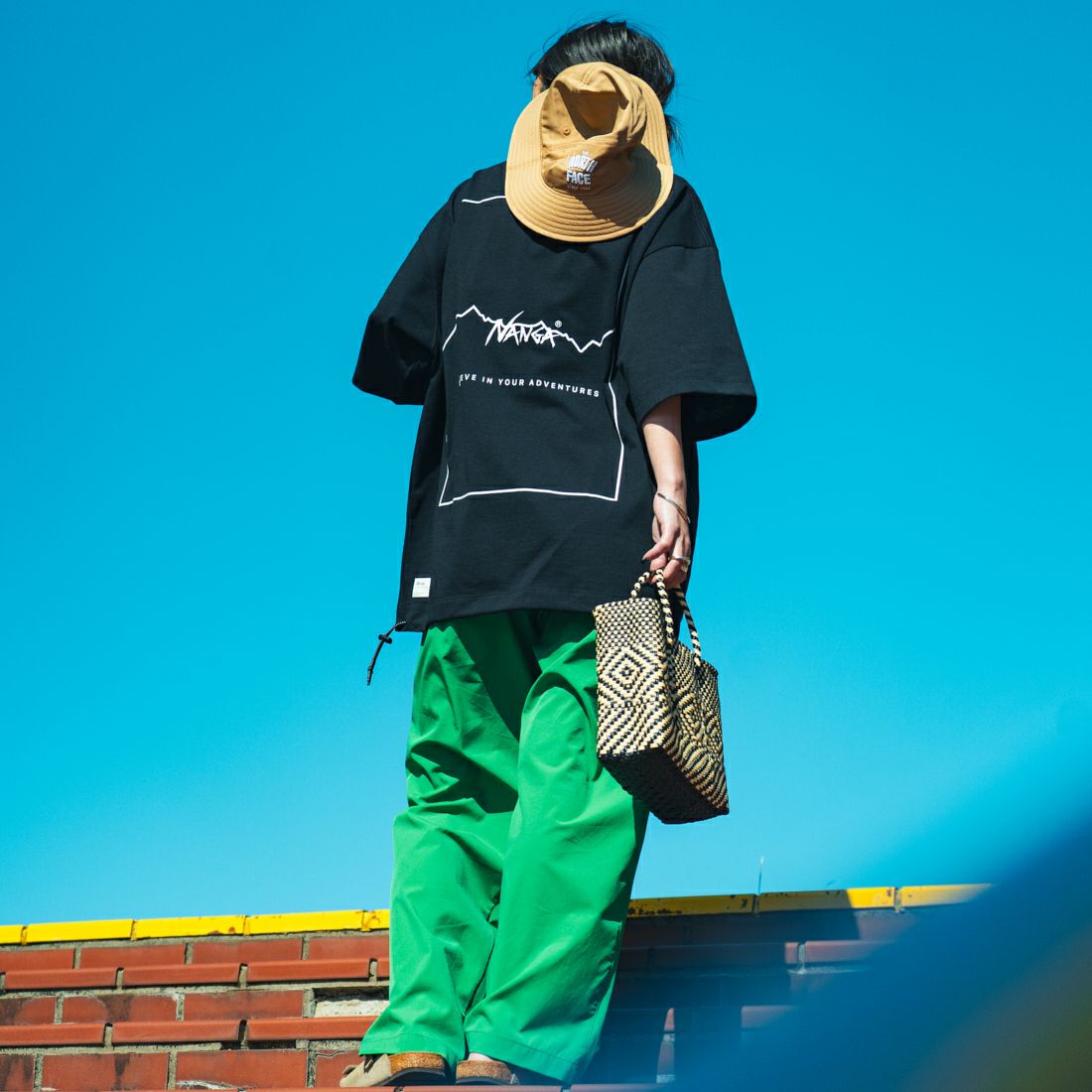 JEANSFACTORY × NANGA [ジーンズファクトリー × ナンガ] 別注 バックプリント ドローコードTシャツ [NW25SS-JF6] BLACK &&モデル身長：150cm 着用サイズ：S&&