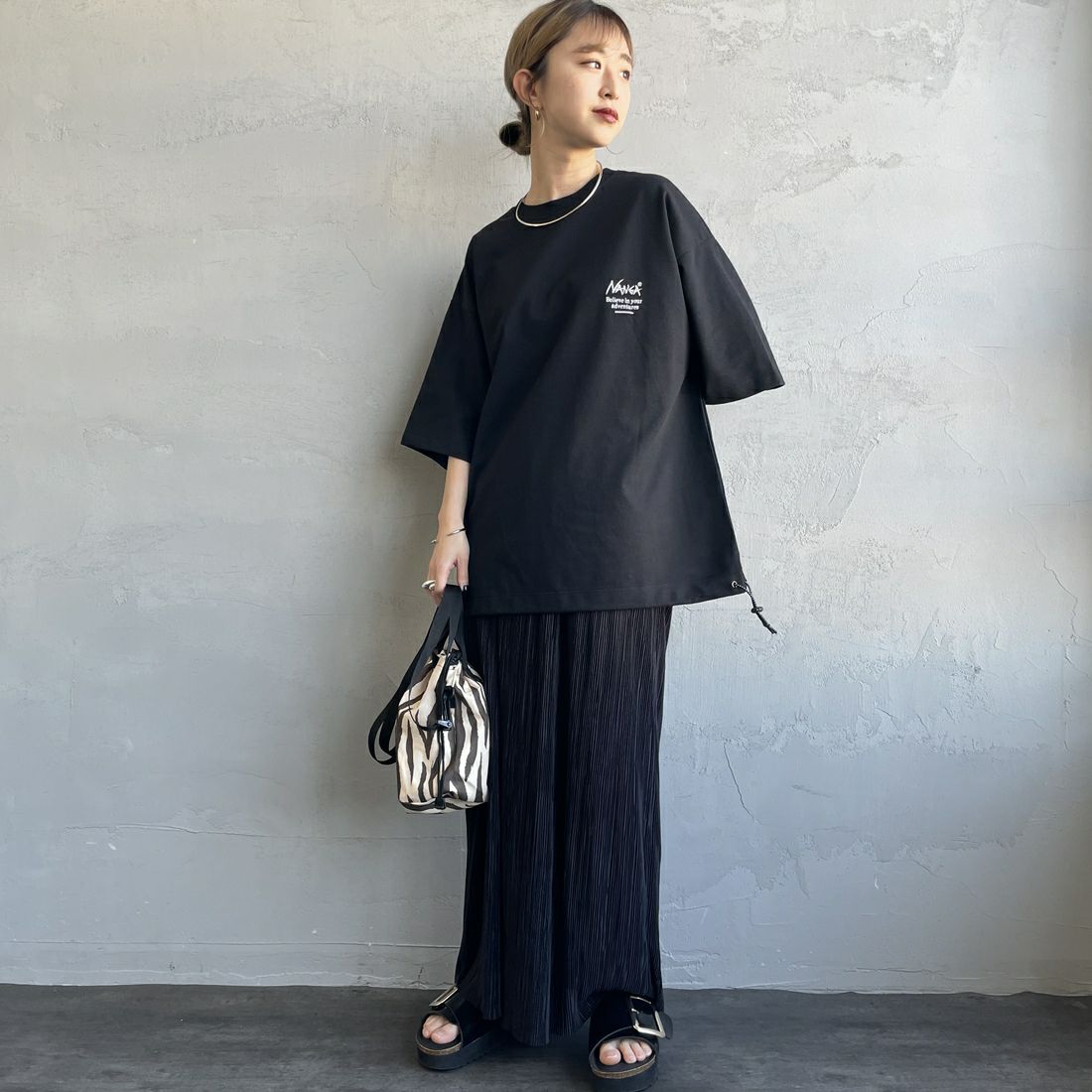 JEANSFACTORY × NANGA [ジーンズファクトリー × ナンガ] 別注 バックプリント ドローコードTシャツ [NW25SS-JF6] BLACK &&モデル身長：150cm 着用サイズ：S&&