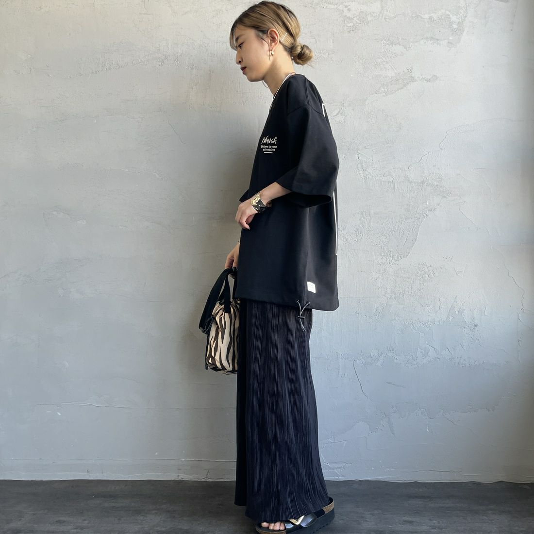 JEANSFACTORY × NANGA [ジーンズファクトリー × ナンガ] 別注 バックプリント ドローコードTシャツ [NW25SS-JF6] BLACK &&モデル身長：150cm 着用サイズ：S&&