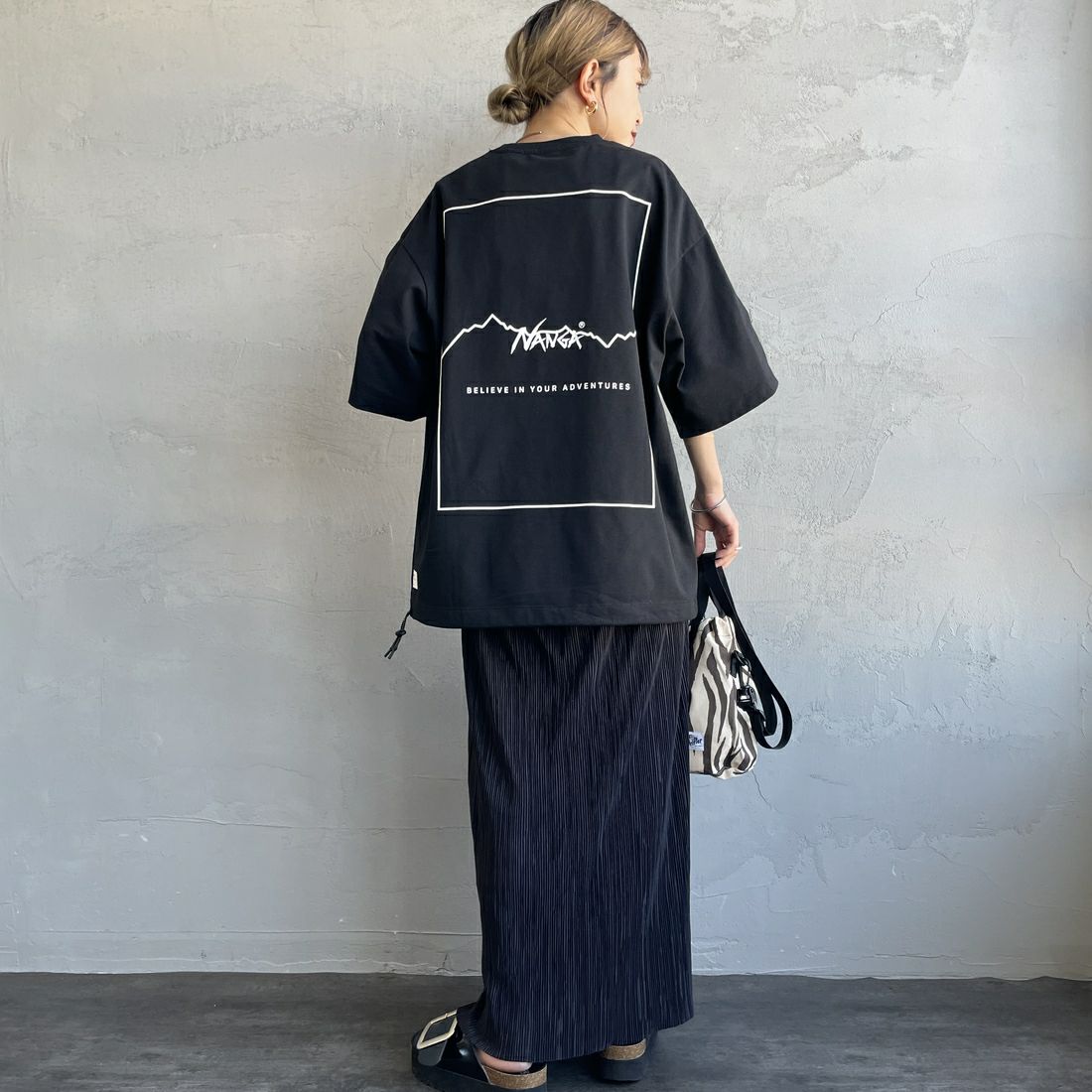 JEANSFACTORY × NANGA [ジーンズファクトリー × ナンガ] 別注 バックプリント ドローコードTシャツ [NW25SS-JF6] BLACK &&モデル身長：150cm 着用サイズ：S&&