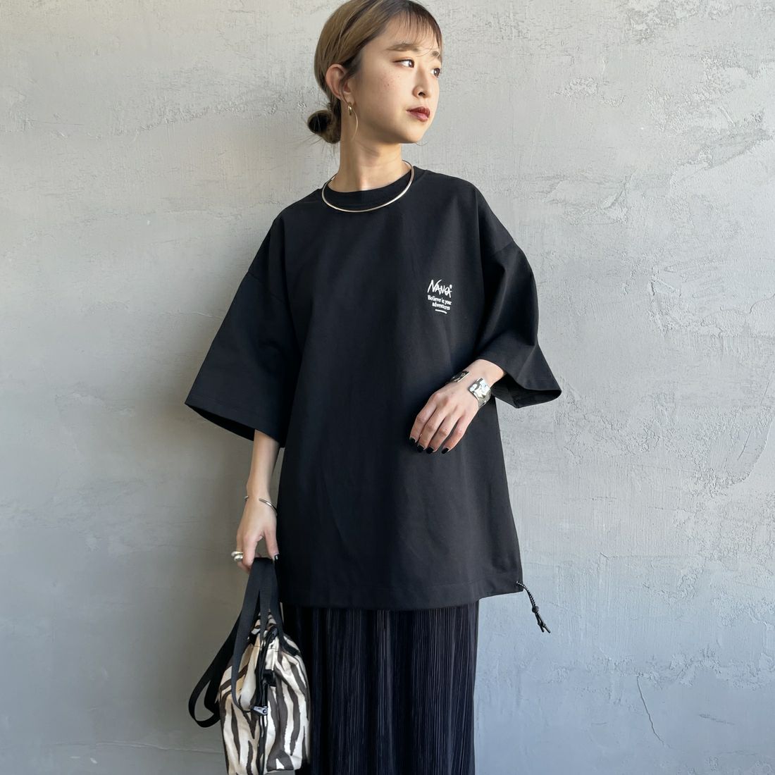 JEANSFACTORY × NANGA [ジーンズファクトリー × ナンガ] 別注 バックプリント ドローコードTシャツ [NW25SS-JF6] BLACK &&モデル身長：150cm 着用サイズ：S&&