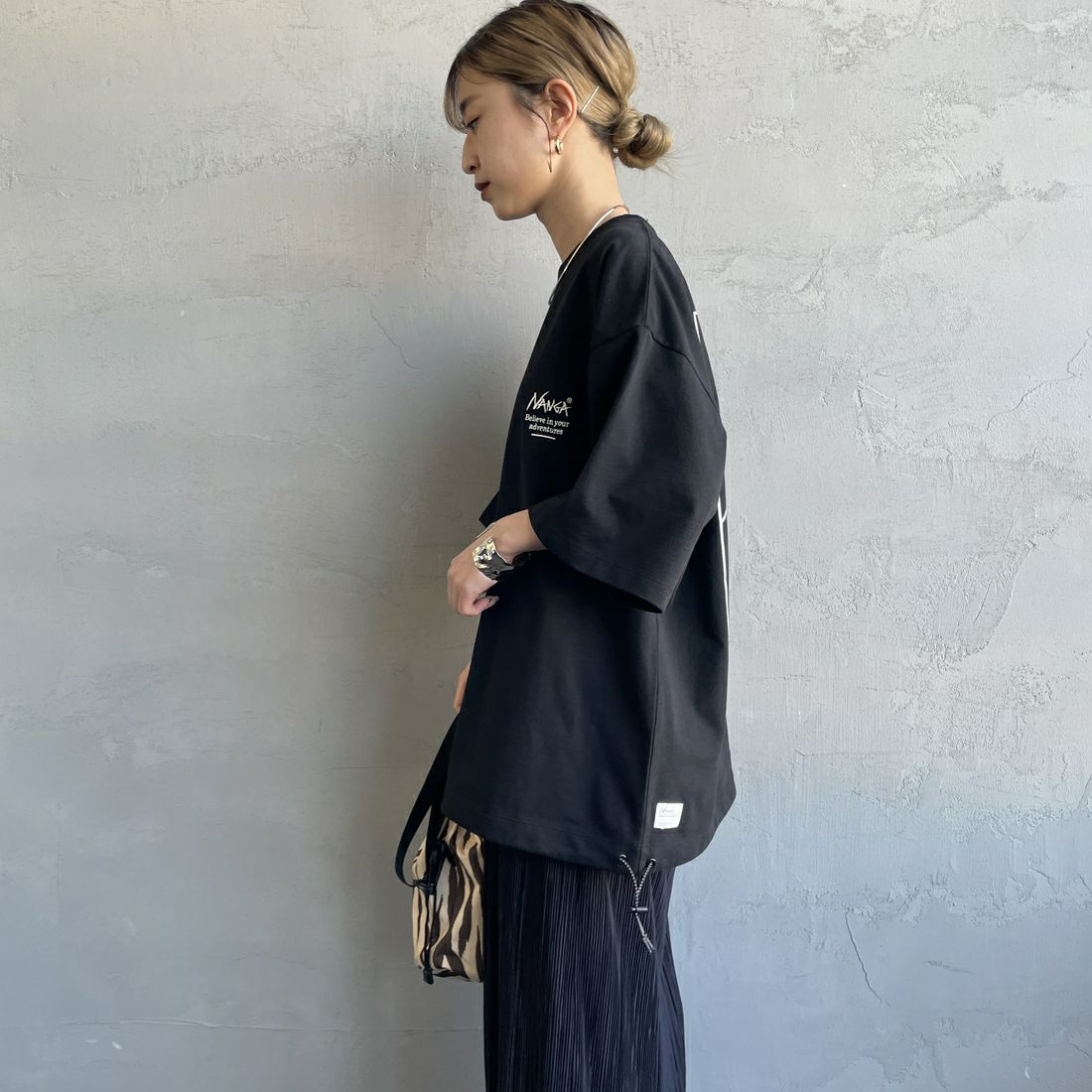 JEANSFACTORY × NANGA [ジーンズファクトリー × ナンガ] 別注 バックプリント ドローコードTシャツ [NW25SS-JF6] BLACK &&モデル身長：150cm 着用サイズ：S&&