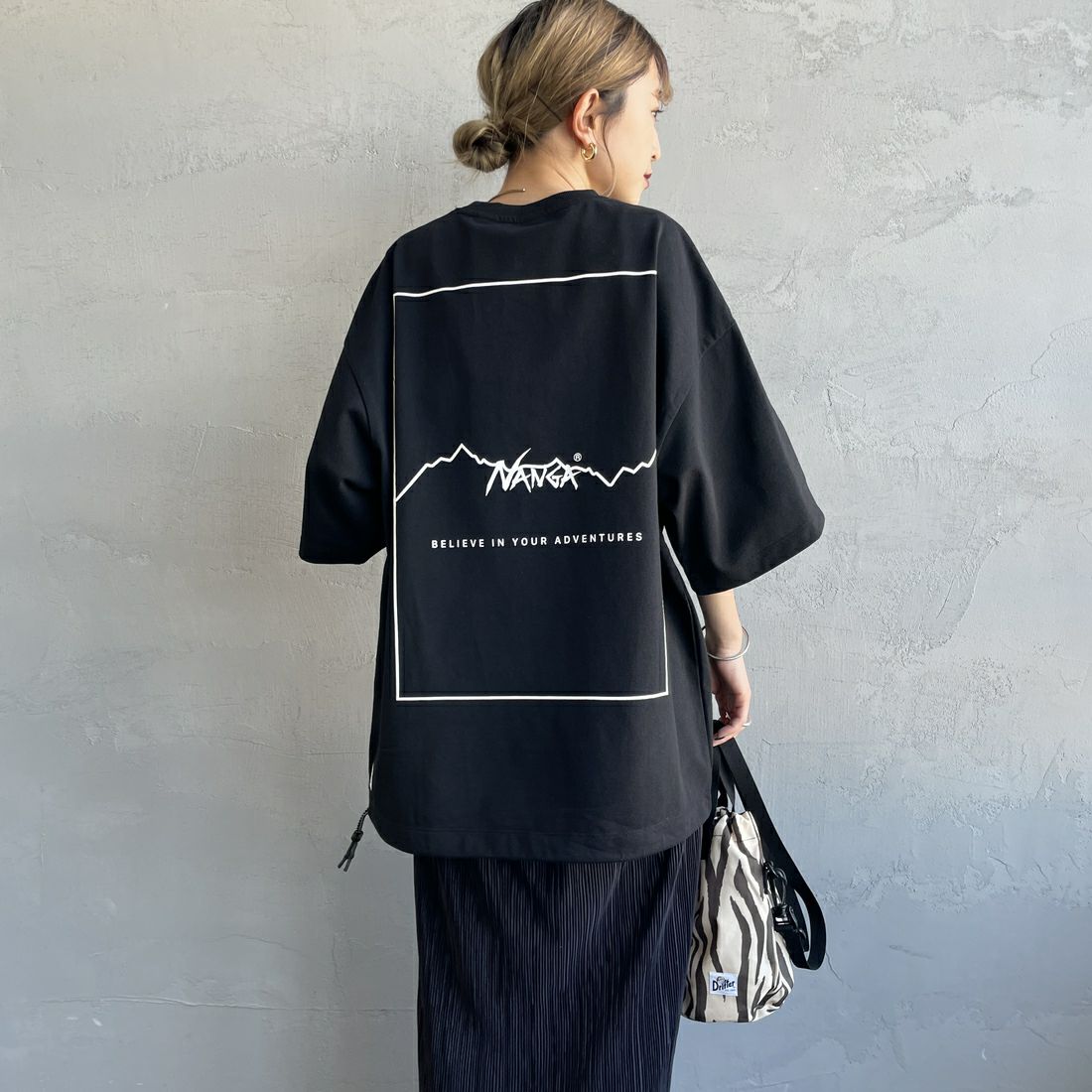 JEANSFACTORY × NANGA [ジーンズファクトリー × ナンガ] 別注 バックプリント ドローコードTシャツ [NW25SS-JF6] BLACK &&モデル身長：150cm 着用サイズ：S&&