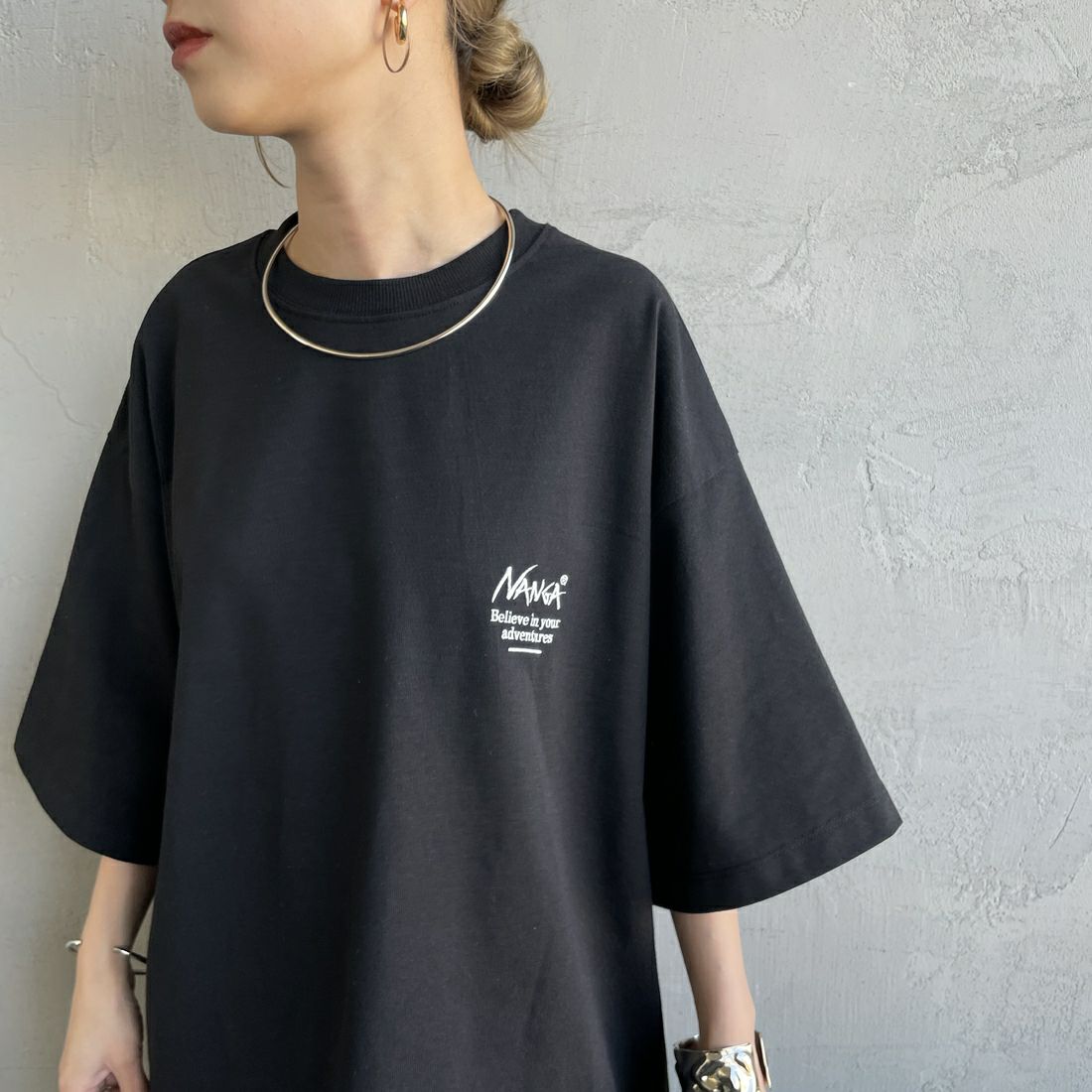 JEANSFACTORY × NANGA [ジーンズファクトリー × ナンガ] 別注 バックプリント ドローコードTシャツ [NW25SS-JF6] BLACK &&モデル身長：150cm 着用サイズ：S&&