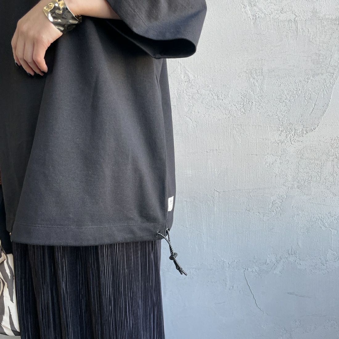 JEANSFACTORY × NANGA [ジーンズファクトリー × ナンガ] 別注 バックプリント ドローコードTシャツ [NW25SS-JF6] BLACK &&モデル身長：150cm 着用サイズ：S&&