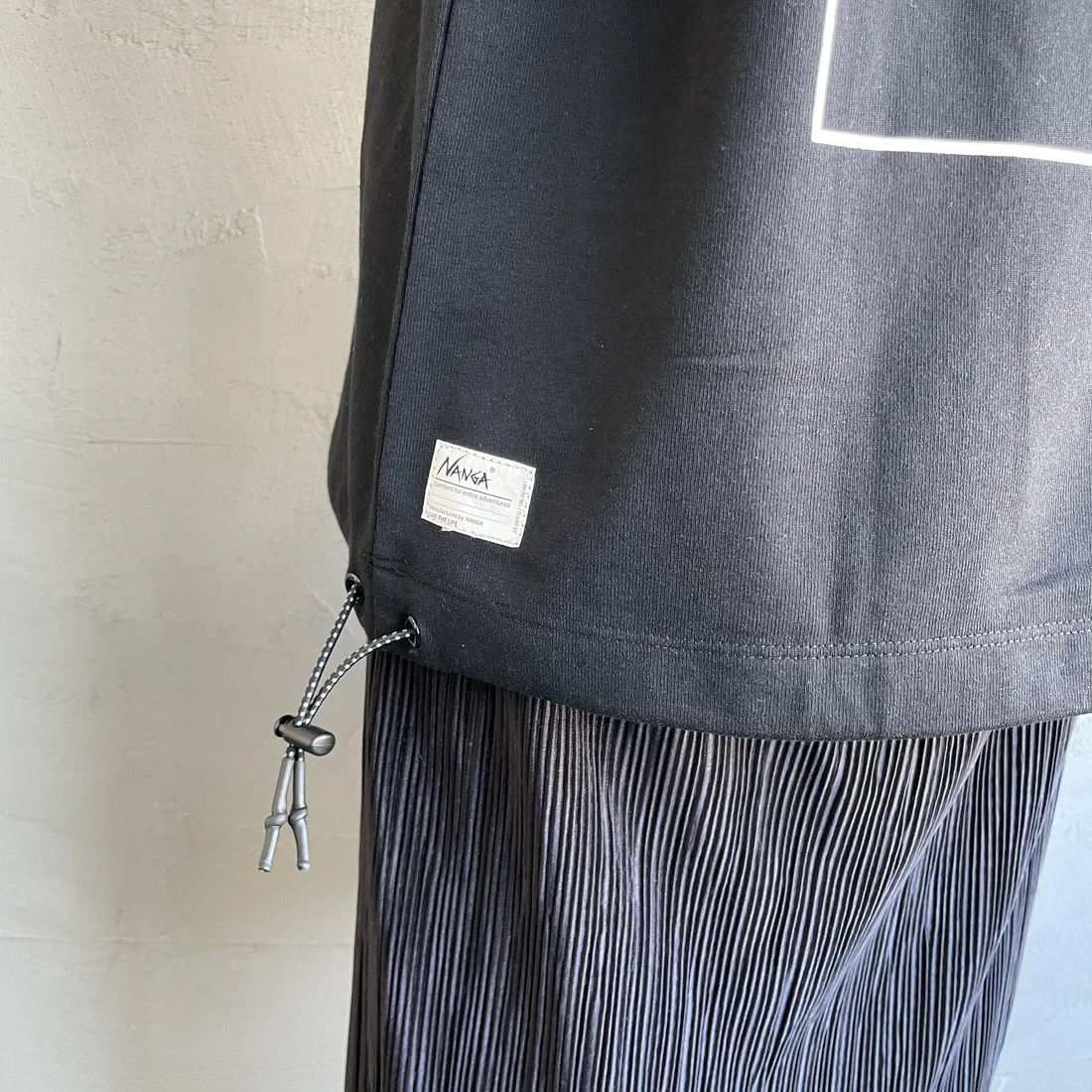 JEANSFACTORY × NANGA [ジーンズファクトリー × ナンガ] 別注 バックプリント ドローコードTシャツ [NW25SS-JF6] BLACK &&モデル身長：150cm 着用サイズ：S&&