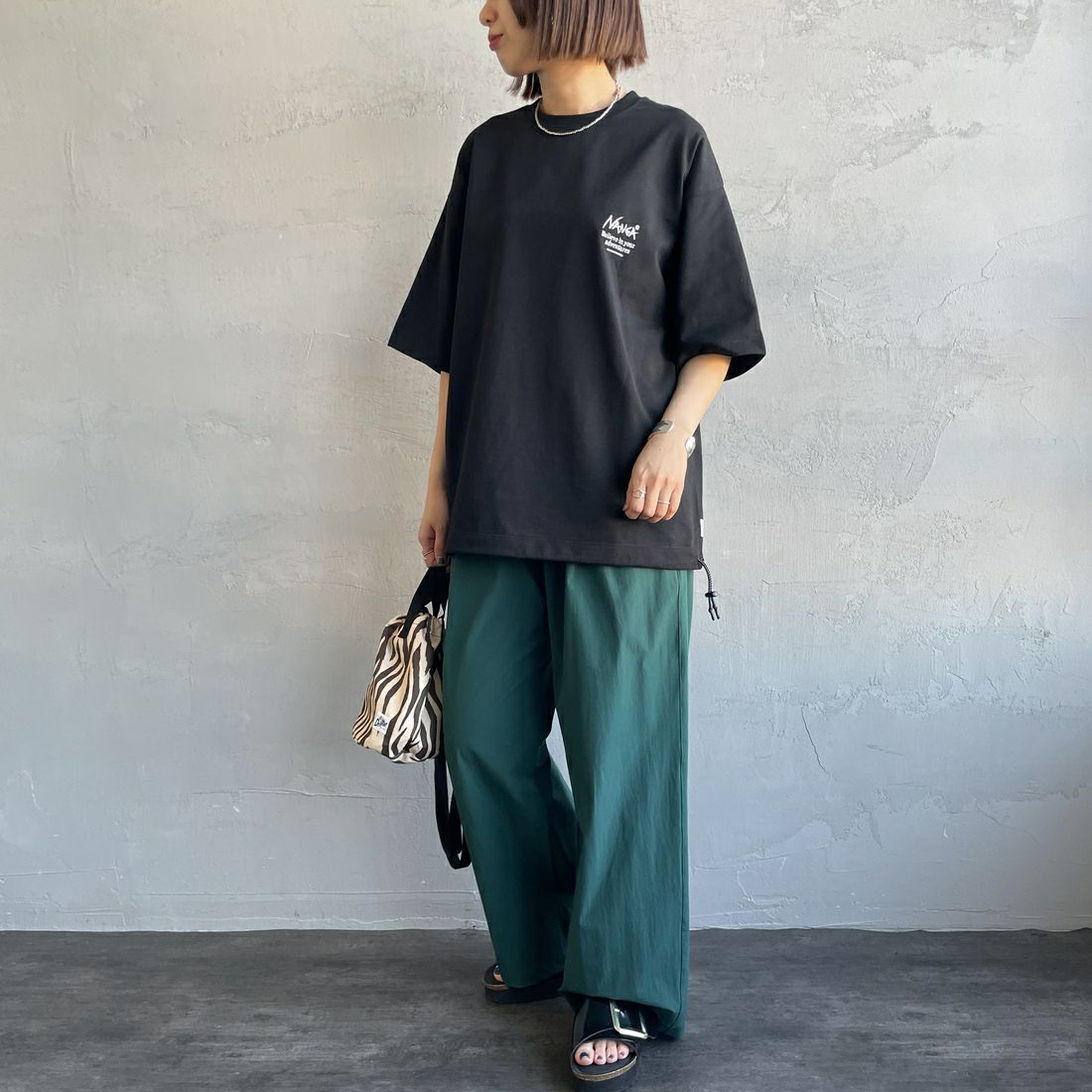 JEANSFACTORY × NANGA [ジーンズファクトリー × ナンガ] 別注 バックプリント ドローコードTシャツ [NW25SS-JF6] BLACK &&モデル身長：159cm 着用サイズ：S&&