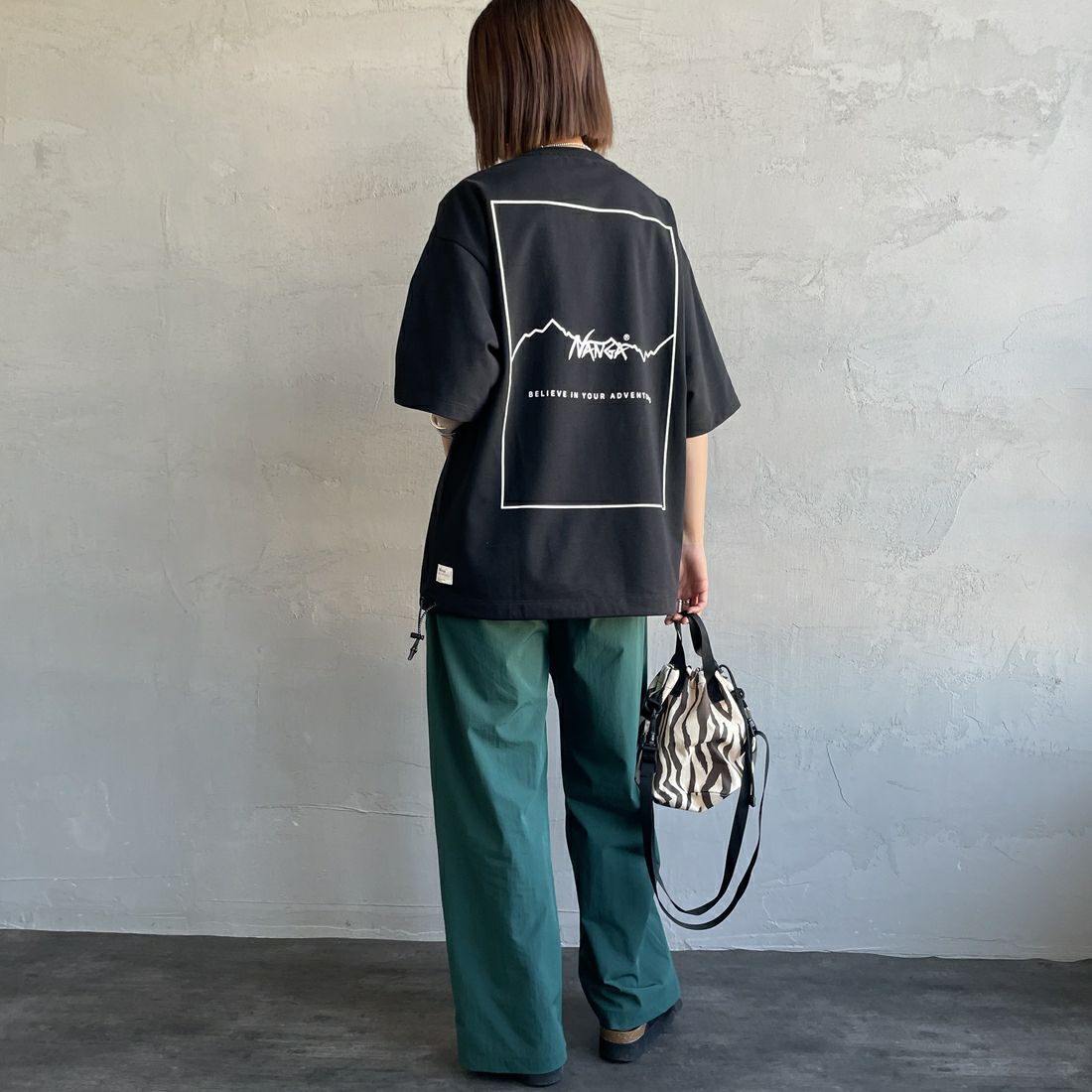 JEANSFACTORY × NANGA [ジーンズファクトリー × ナンガ] 別注 バックプリント ドローコードTシャツ [NW25SS-JF6] BLACK &&モデル身長：159cm 着用サイズ：S&&