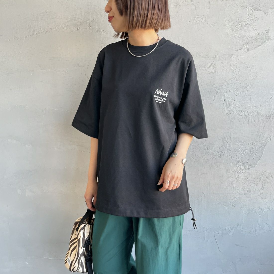 JEANSFACTORY × NANGA [ジーンズファクトリー × ナンガ] 別注 バックプリント ドローコードTシャツ [NW25SS-JF6] BLACK &&モデル身長：159cm 着用サイズ：S&&