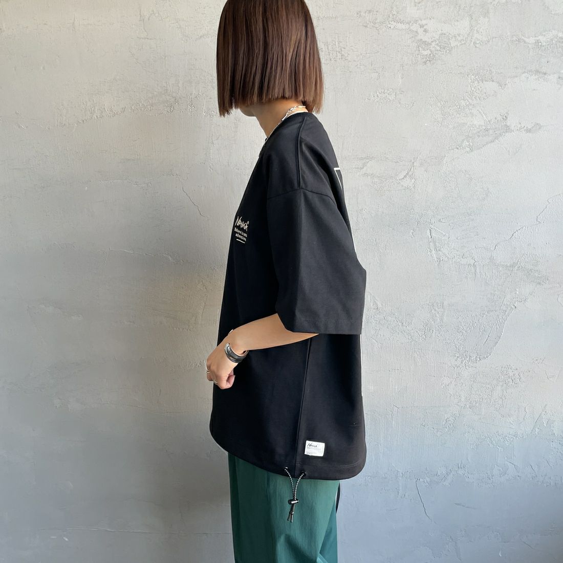 JEANSFACTORY × NANGA [ジーンズファクトリー × ナンガ] 別注 バックプリント ドローコードTシャツ [NW25SS-JF6] BLACK &&モデル身長：159cm 着用サイズ：S&&