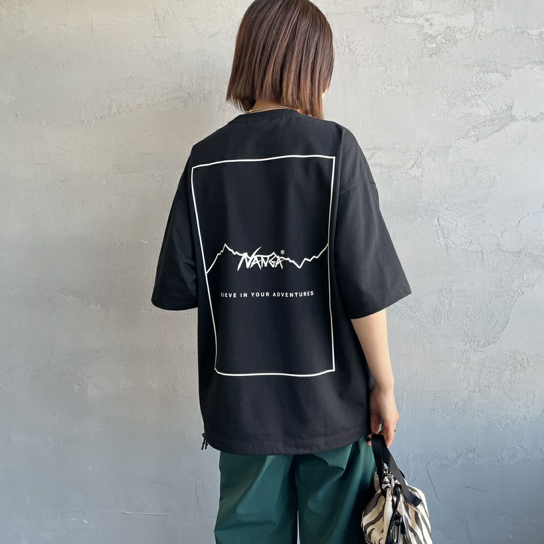 JEANSFACTORY × NANGA [ジーンズファクトリー × ナンガ] 別注 バックプリント ドローコードTシャツ [NW25SS-JF6] BLACK &&モデル身長：159cm 着用サイズ：S&&
