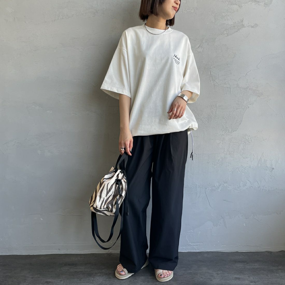 JEANSFACTORY × NANGA [ジーンズファクトリー × ナンガ] 別注 バックプリント ドローコードTシャツ [NW25SS-JF6] WHITE &&モデル身長：159cm 着用サイズ：S&&