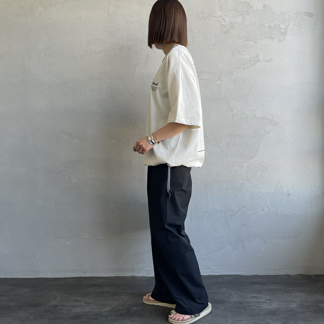 JEANSFACTORY × NANGA [ジーンズファクトリー × ナンガ] 別注 バックプリント ドローコードTシャツ [NW25SS-JF6] WHITE &&モデル身長：159cm 着用サイズ：S&&