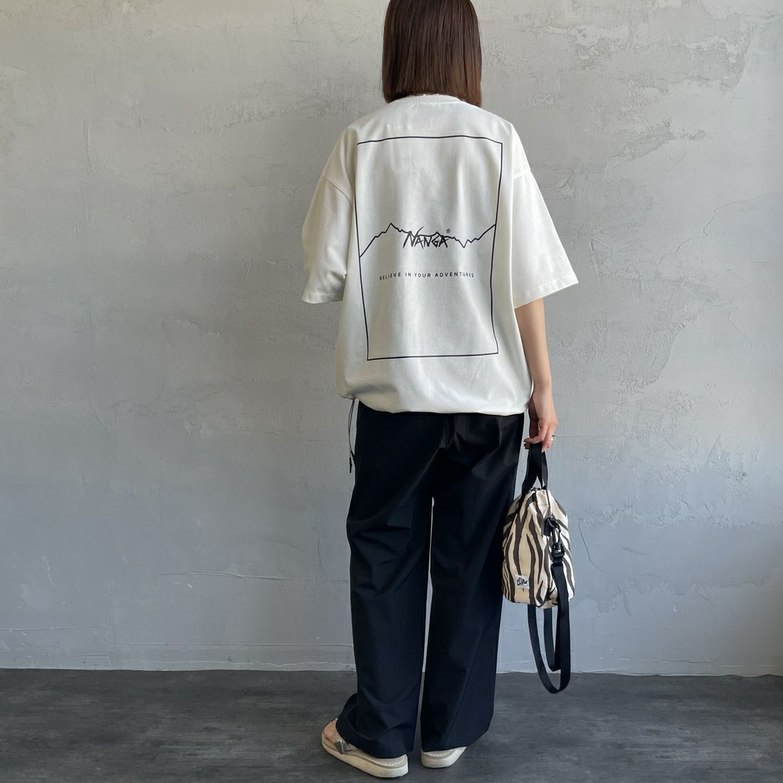 JEANSFACTORY × NANGA [ジーンズファクトリー × ナンガ] 別注 バックプリント ドローコードTシャツ [NW25SS-JF6] WHITE &&モデル身長：159cm 着用サイズ：S&&