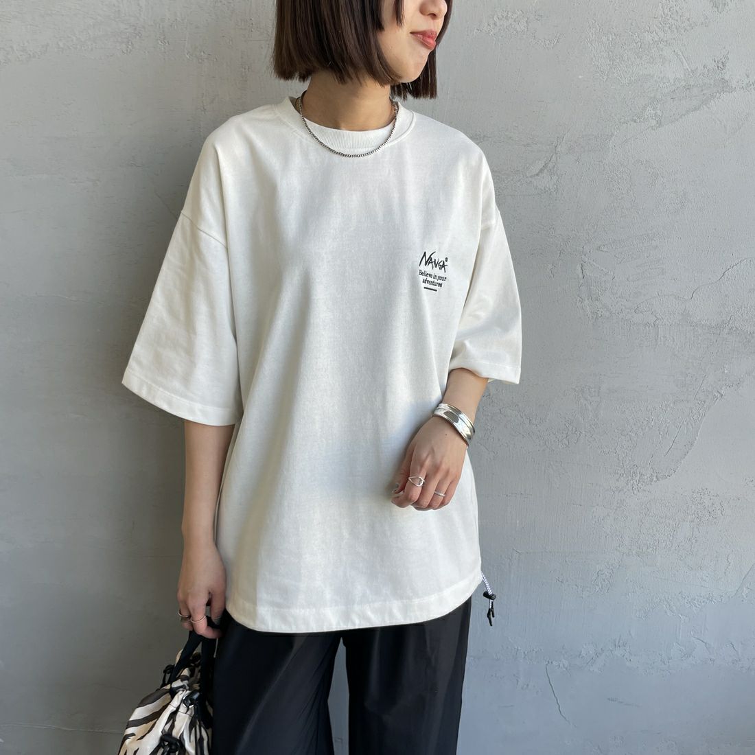 JEANSFACTORY × NANGA [ジーンズファクトリー × ナンガ] 別注 バックプリント ドローコードTシャツ [NW25SS-JF6] WHITE &&モデル身長：159cm 着用サイズ：S&&