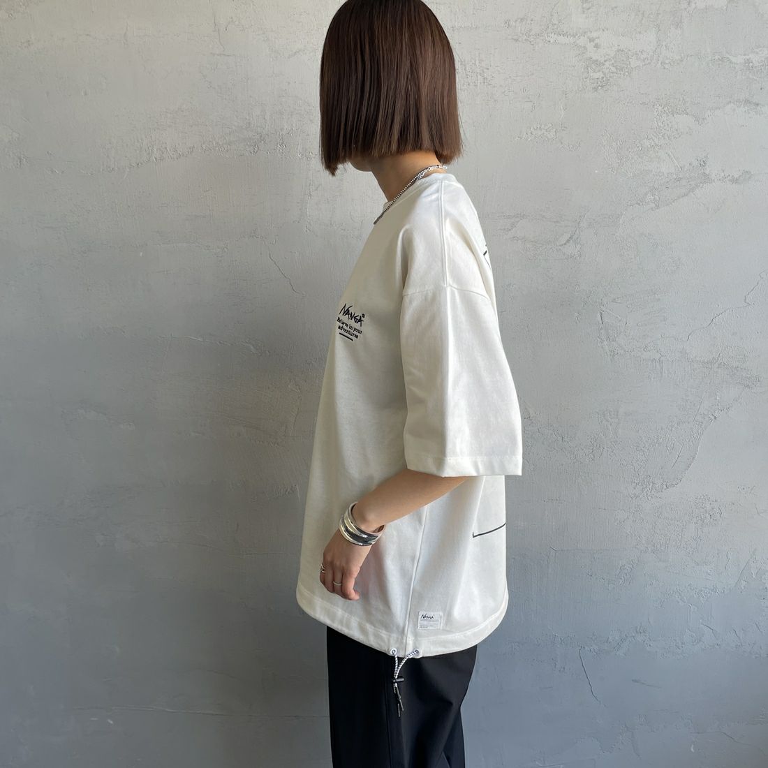 JEANSFACTORY × NANGA [ジーンズファクトリー × ナンガ] 別注 バックプリント ドローコードTシャツ [NW25SS-JF6] WHITE &&モデル身長：159cm 着用サイズ：S&&