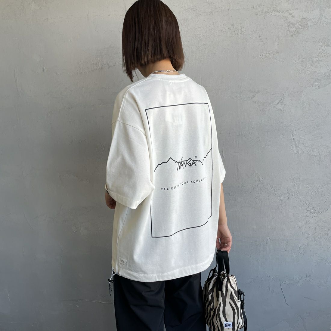 JEANSFACTORY × NANGA [ジーンズファクトリー × ナンガ] 別注 バックプリント ドローコードTシャツ [NW25SS-JF6] WHITE &&モデル身長：159cm 着用サイズ：S&&