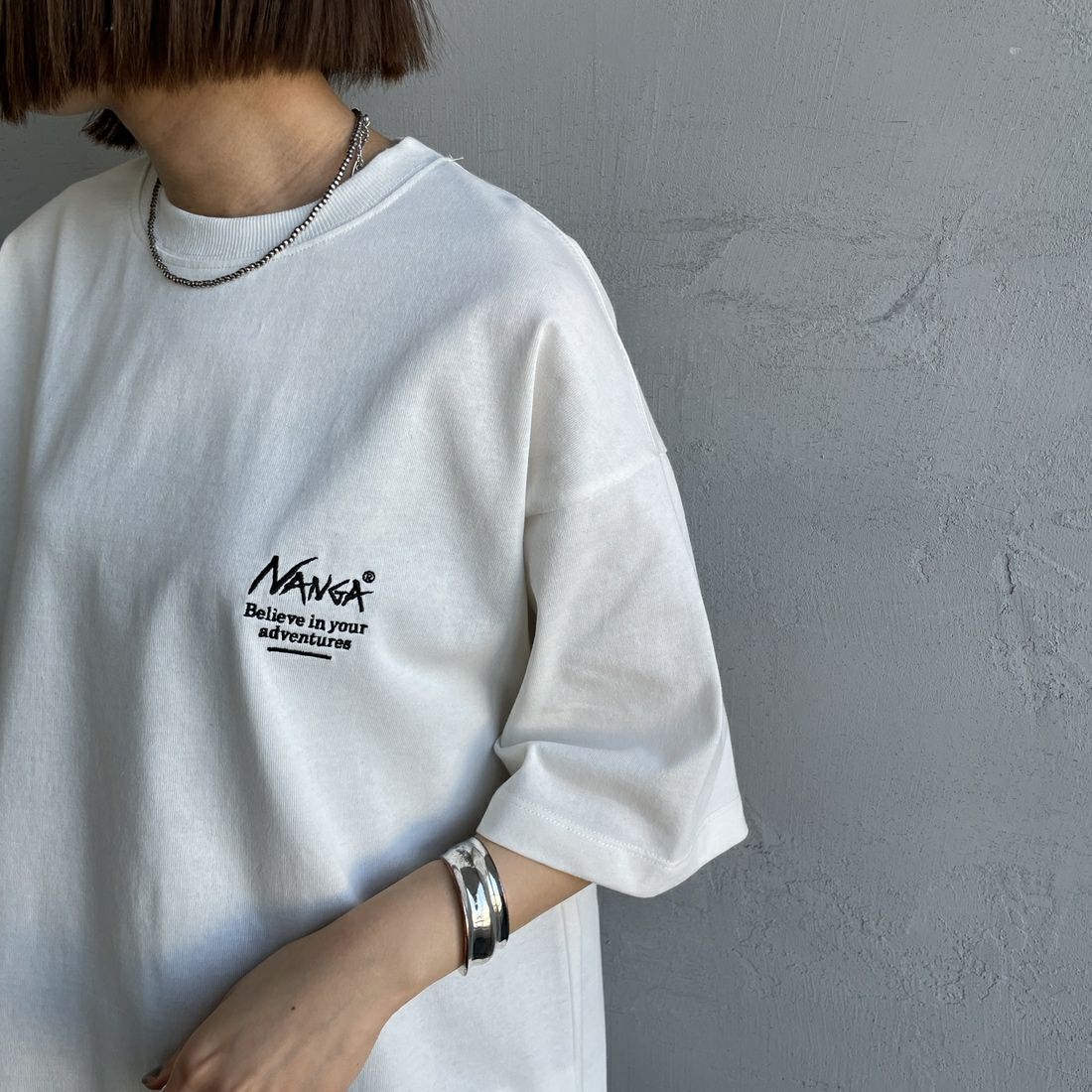 JEANSFACTORY × NANGA [ジーンズファクトリー × ナンガ] 別注 バックプリント ドローコードTシャツ [NW25SS-JF6] WHITE &&モデル身長：159cm 着用サイズ：S&&