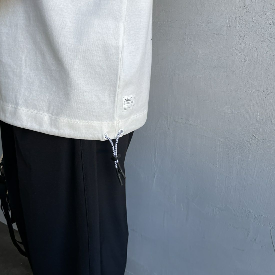 JEANSFACTORY × NANGA [ジーンズファクトリー × ナンガ] 別注 バックプリント ドローコードTシャツ [NW25SS-JF6] WHITE &&モデル身長：159cm 着用サイズ：S&&