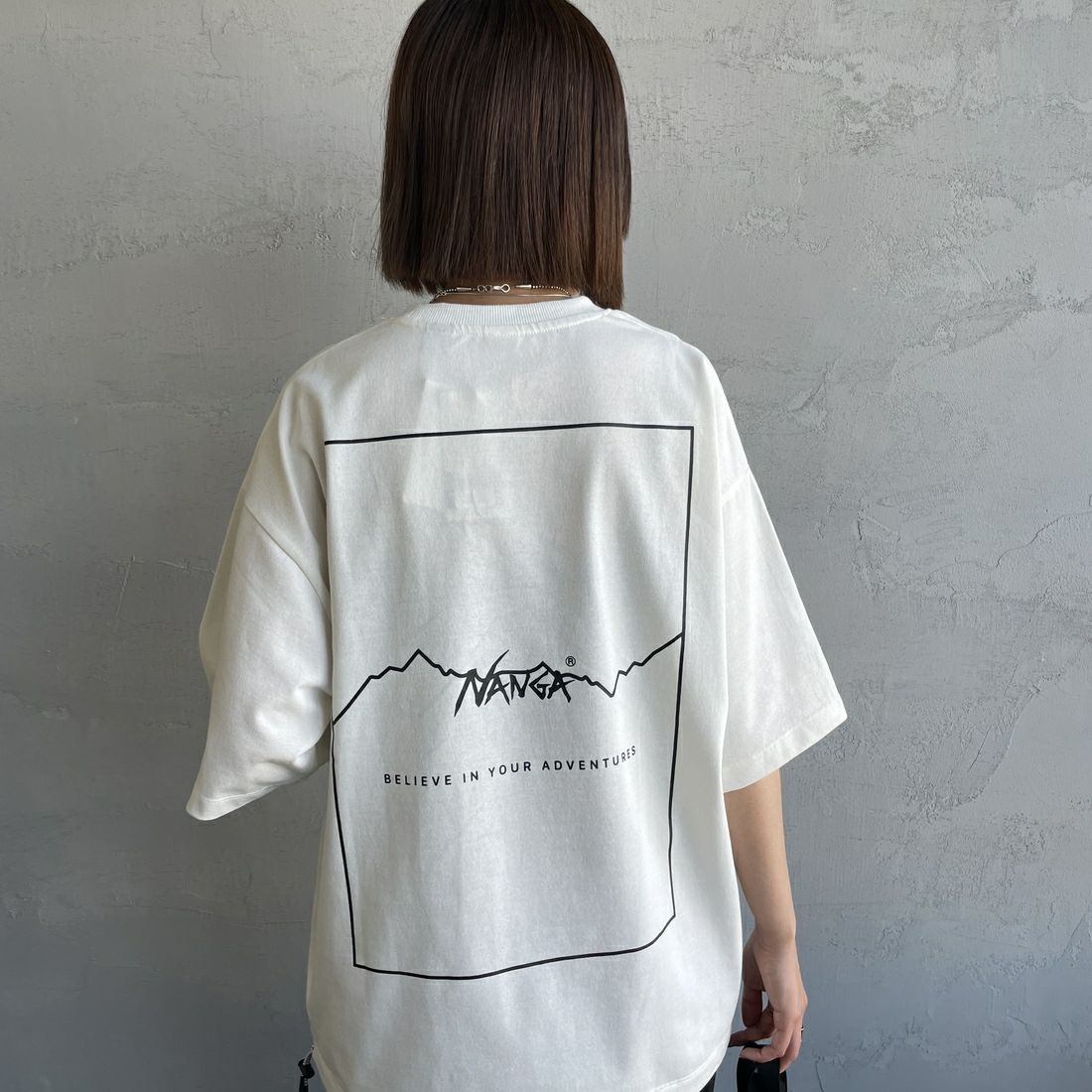 JEANSFACTORY × NANGA [ジーンズファクトリー × ナンガ] 別注 バックプリント ドローコードTシャツ [NW25SS-JF6] WHITE &&モデル身長：159cm 着用サイズ：S&&